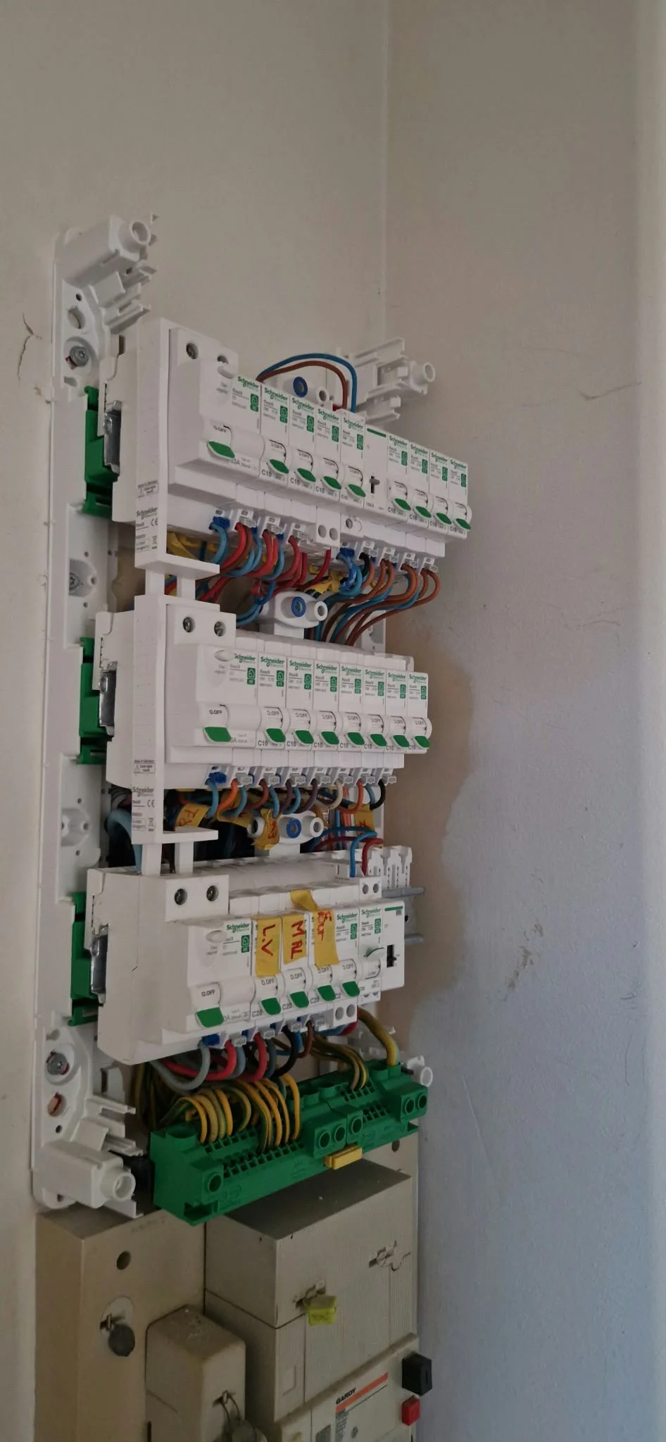 Tableau électrique en cours de câblage — Travaux en cours
