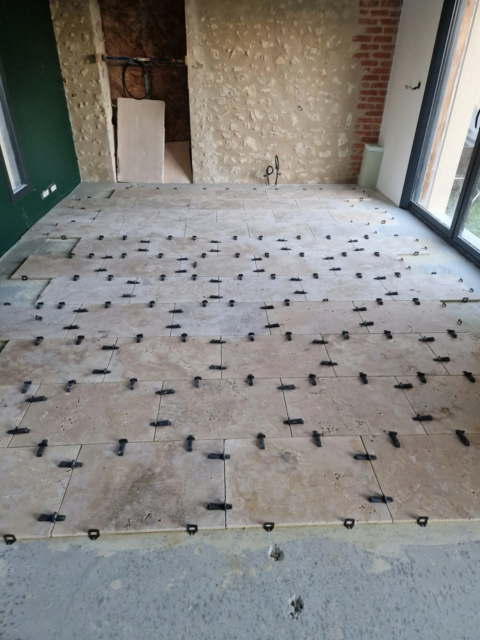 Alignement des dalles pendant la pose — Travaux en cours