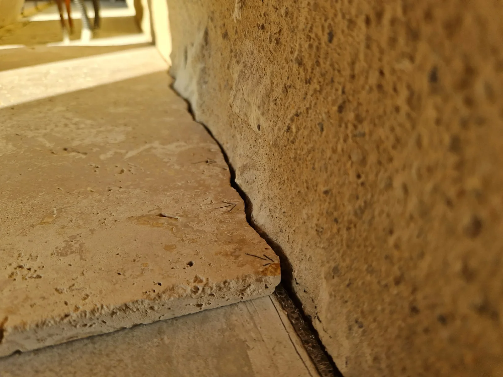 Ajustement des dalles contre un mur irrégulier — Détail de pose