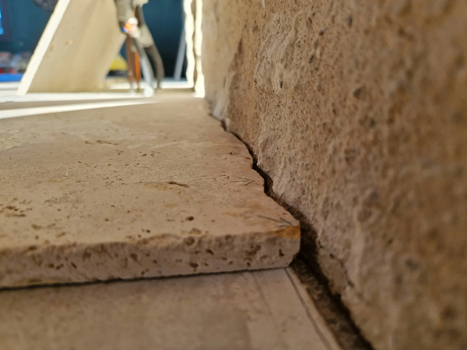 Jonction du sol et du mur en pierre — Détail de pose