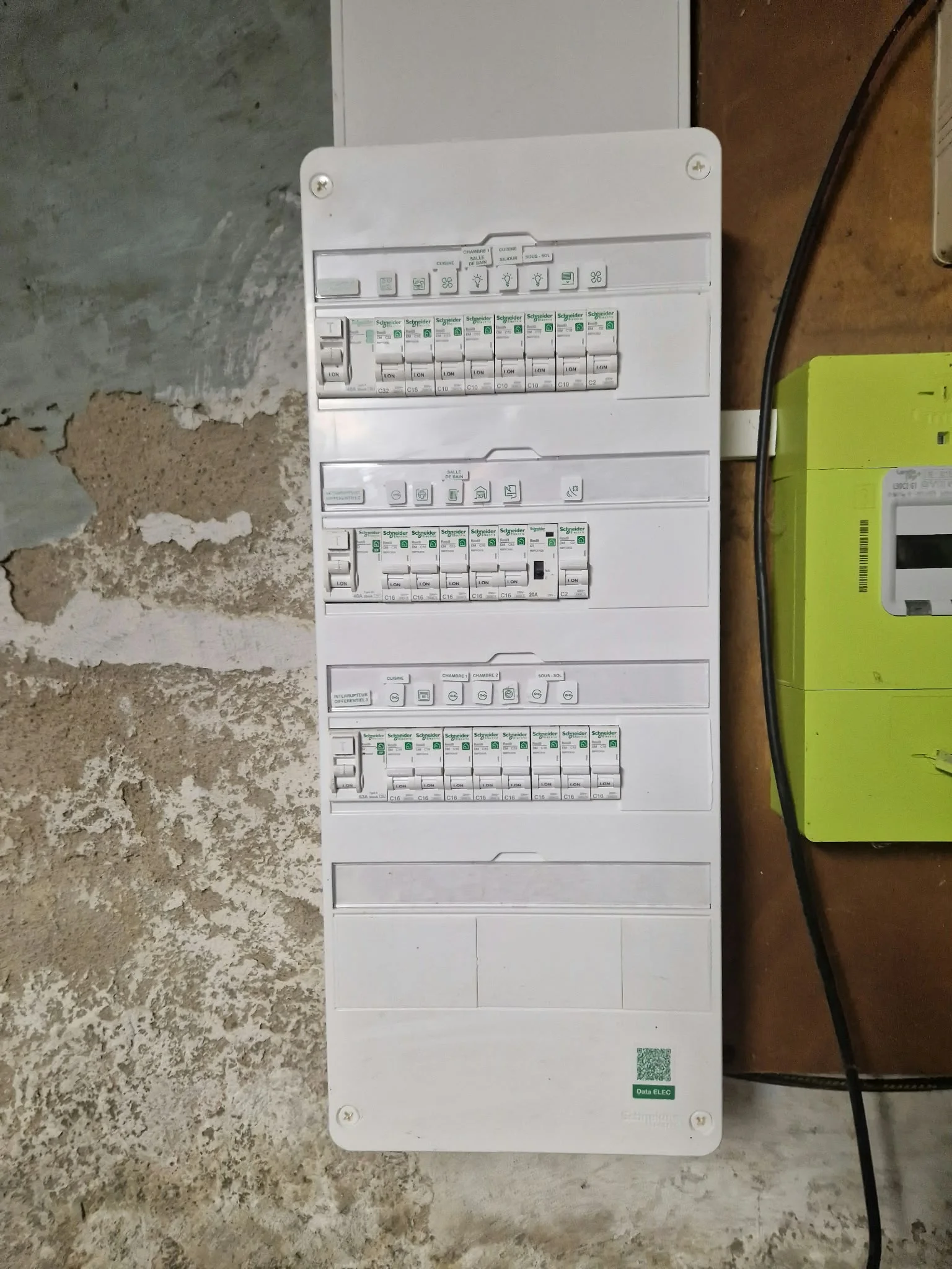 Tableau électrique fermé et circuits repérés — Installation ADES