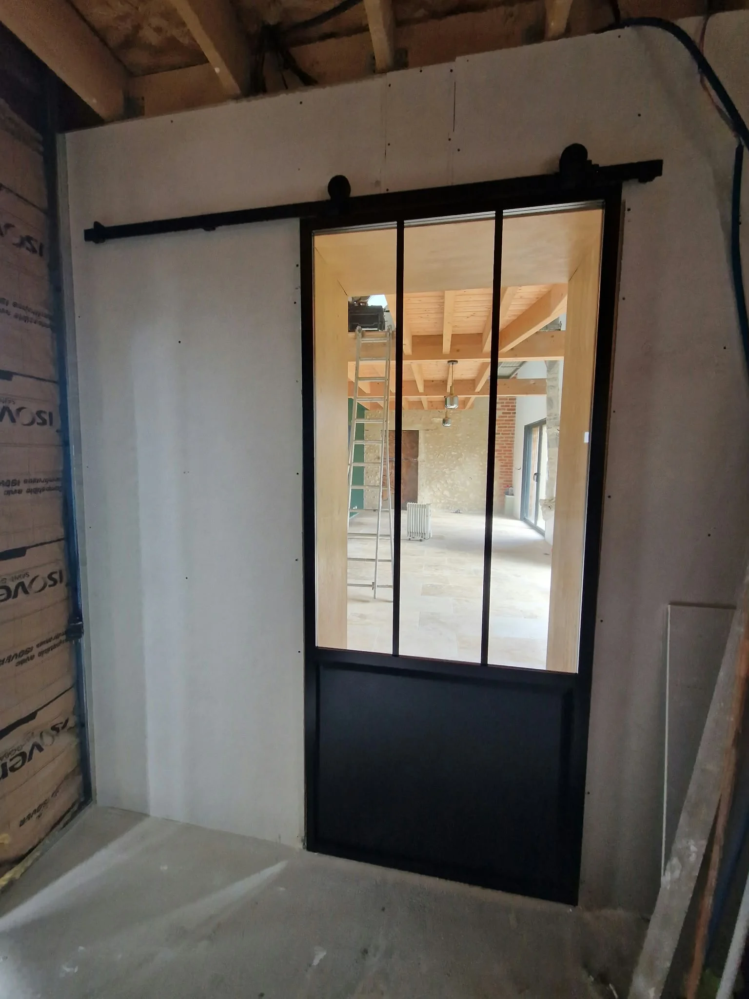 Porte coulissante vitrée et cloison — Aménagement en cours