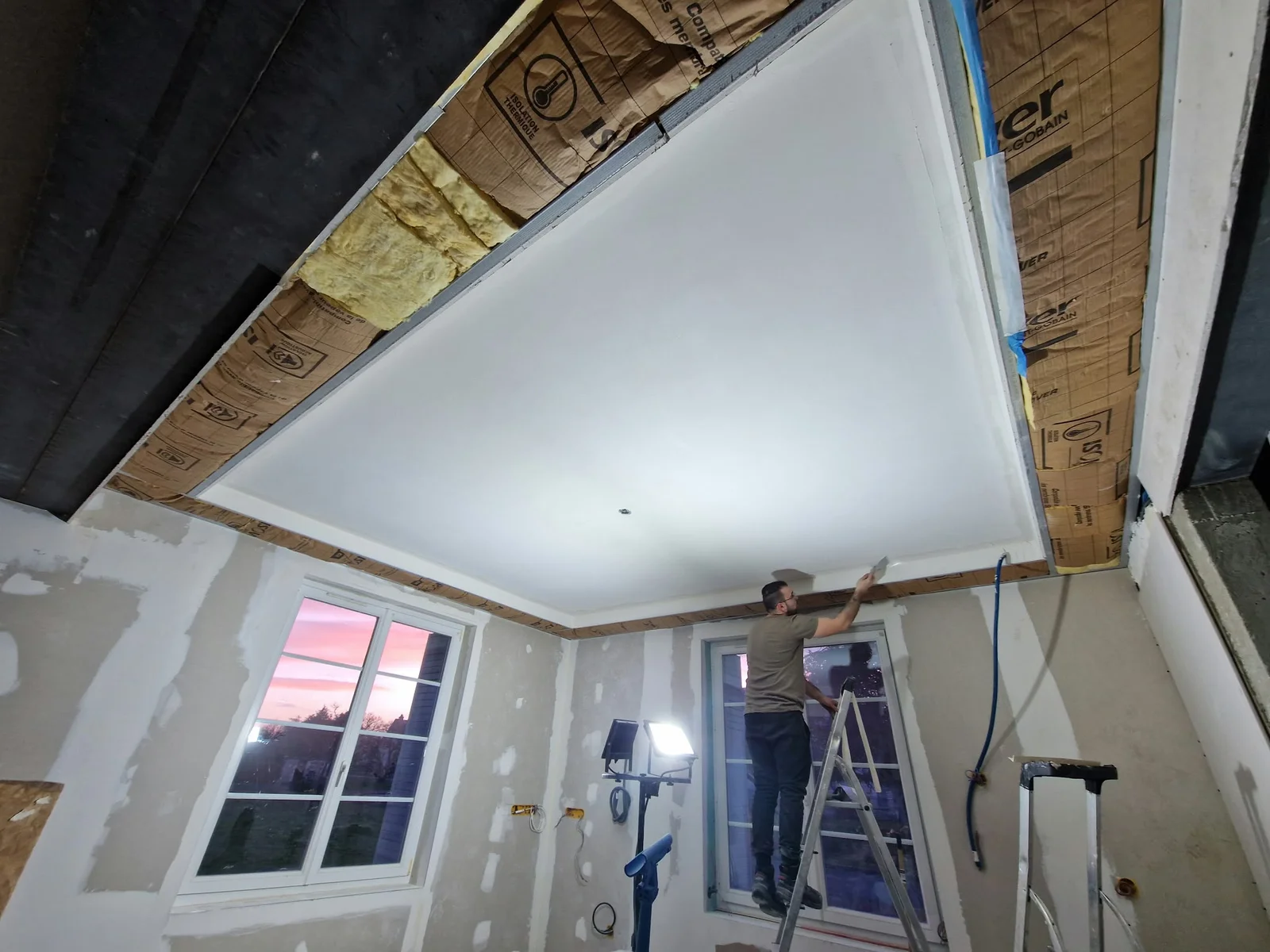 Isolation et habillage d’un plafond — Travaux en cours