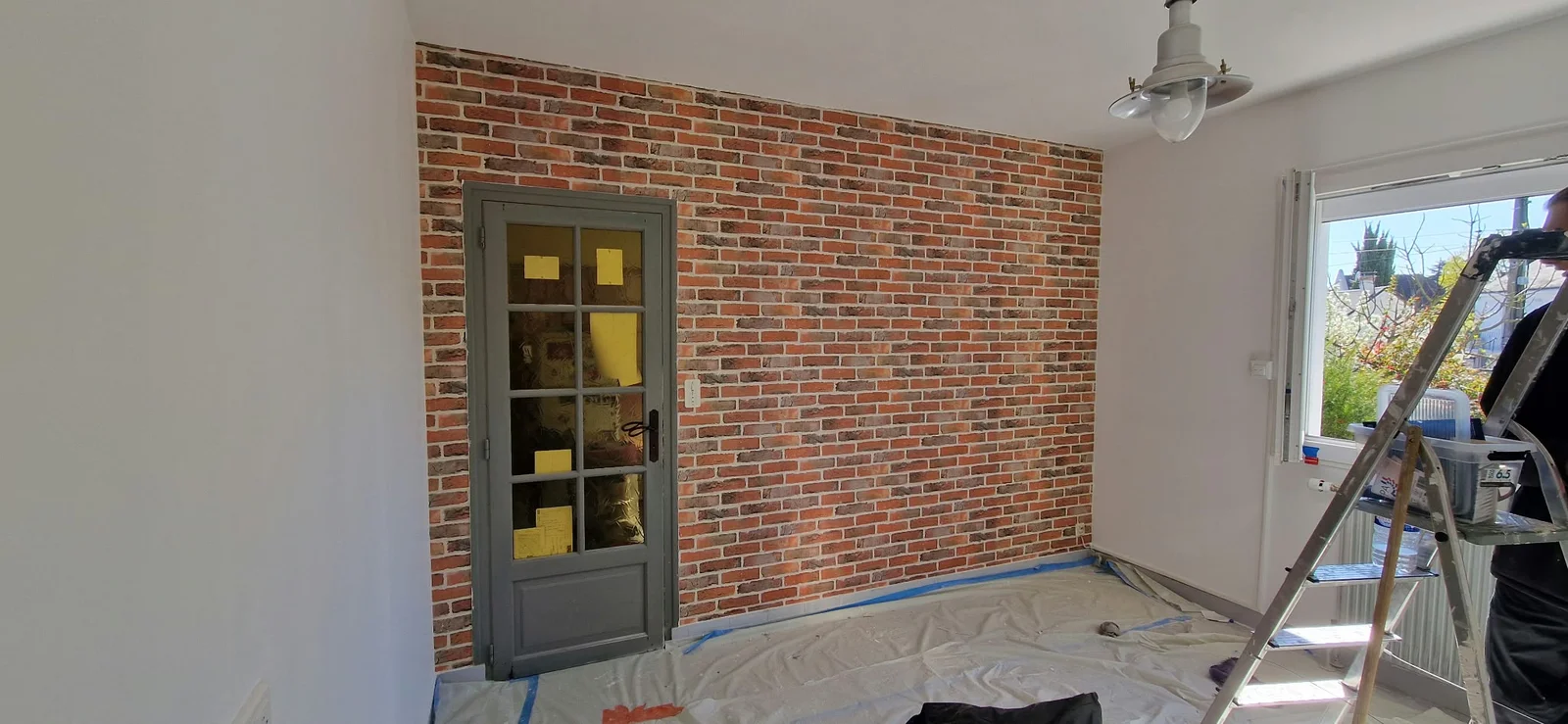 Finitions murales et décor effet brique — Travaux en cours