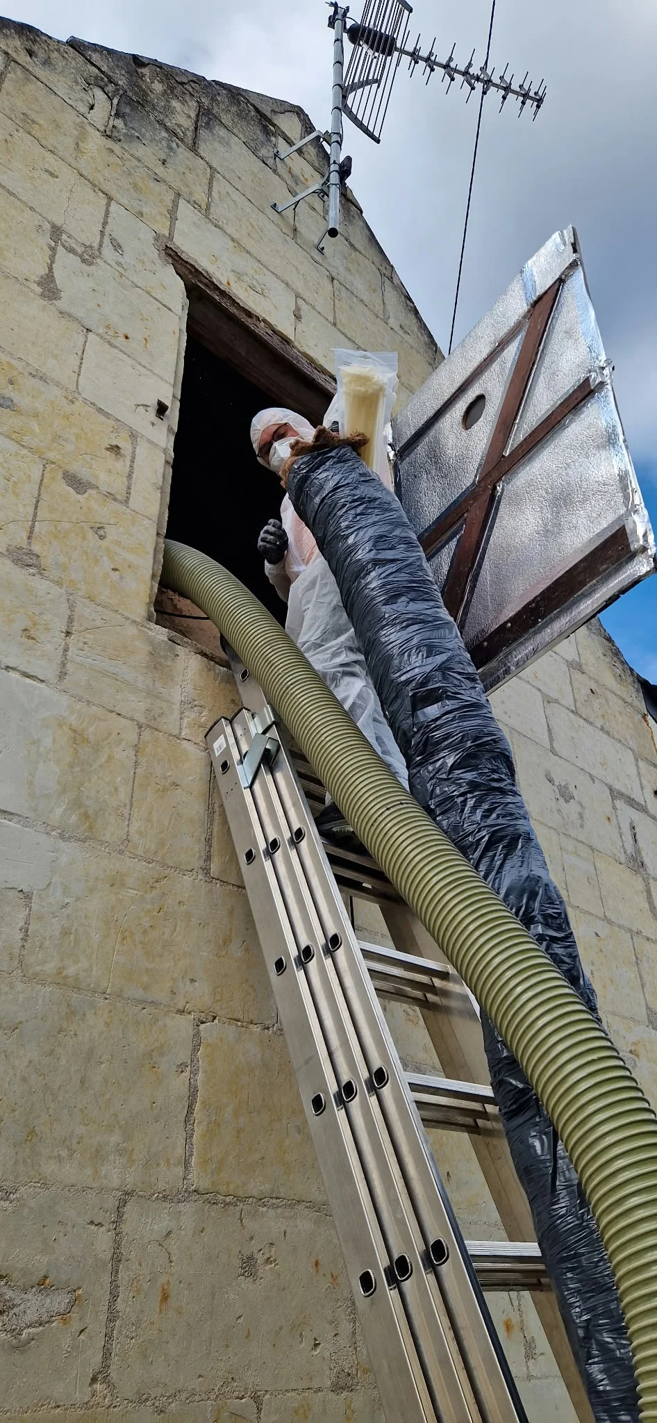 Préparation du matériel pour le soufflage des combles — Intervention ADES