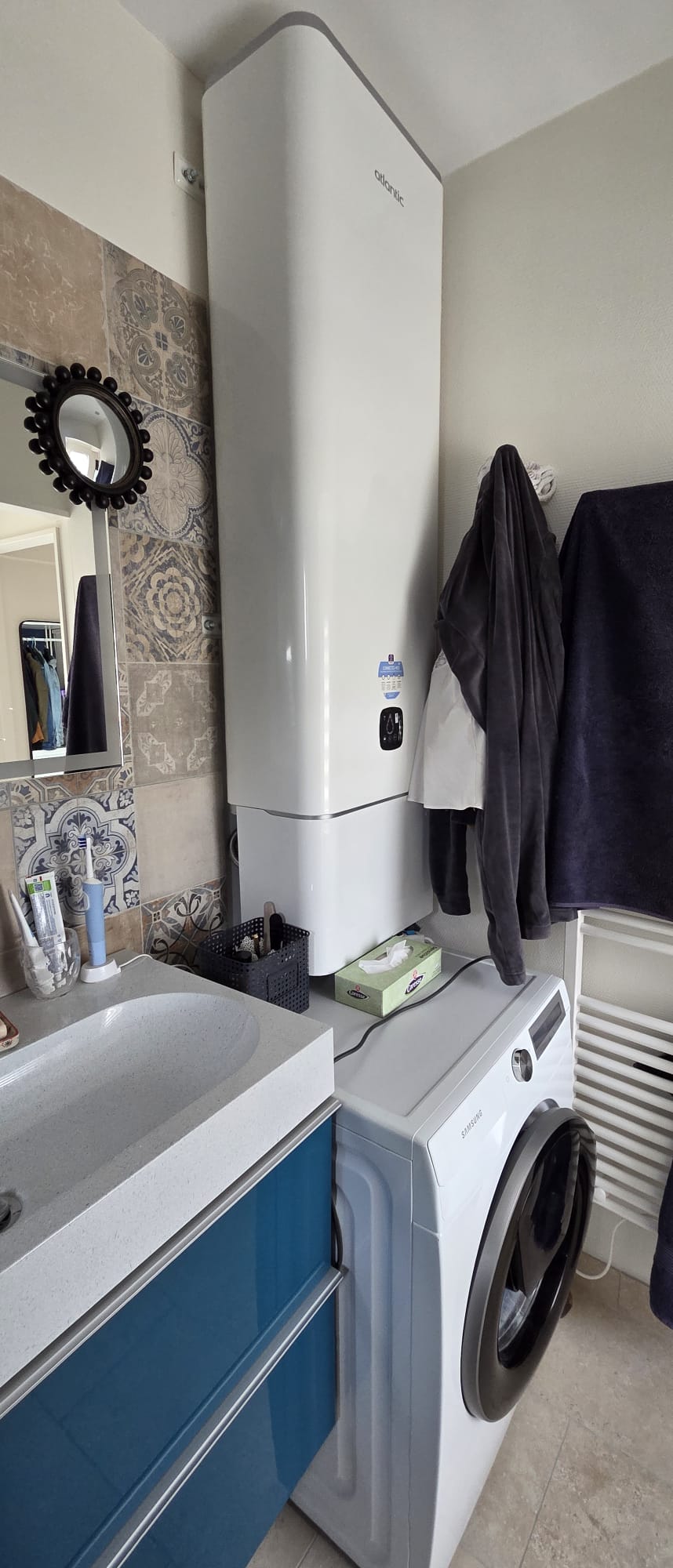 Chauffe-eau intégré dans une salle de bain — Aménagement intérieur