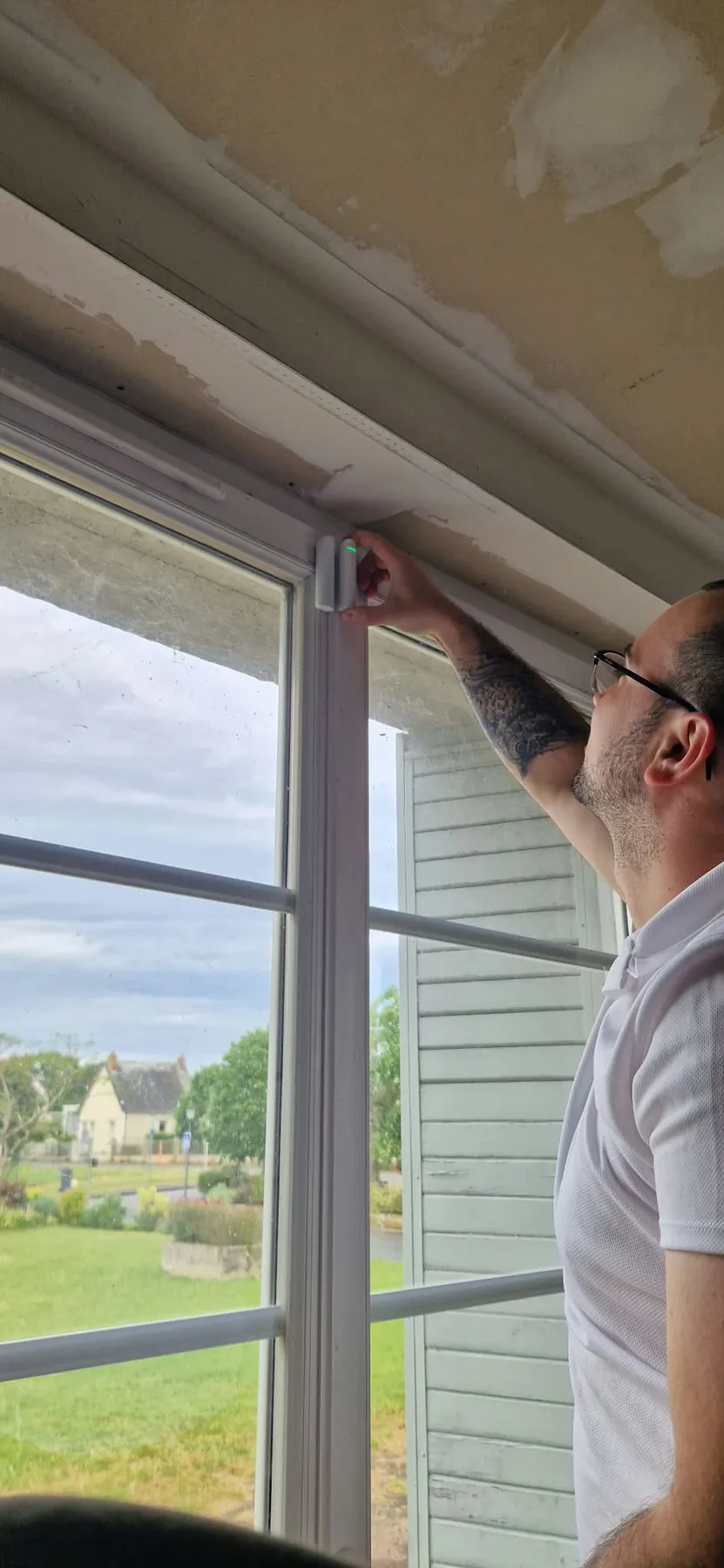 Pose d’un détecteur sur une fenêtre — Installation en cours