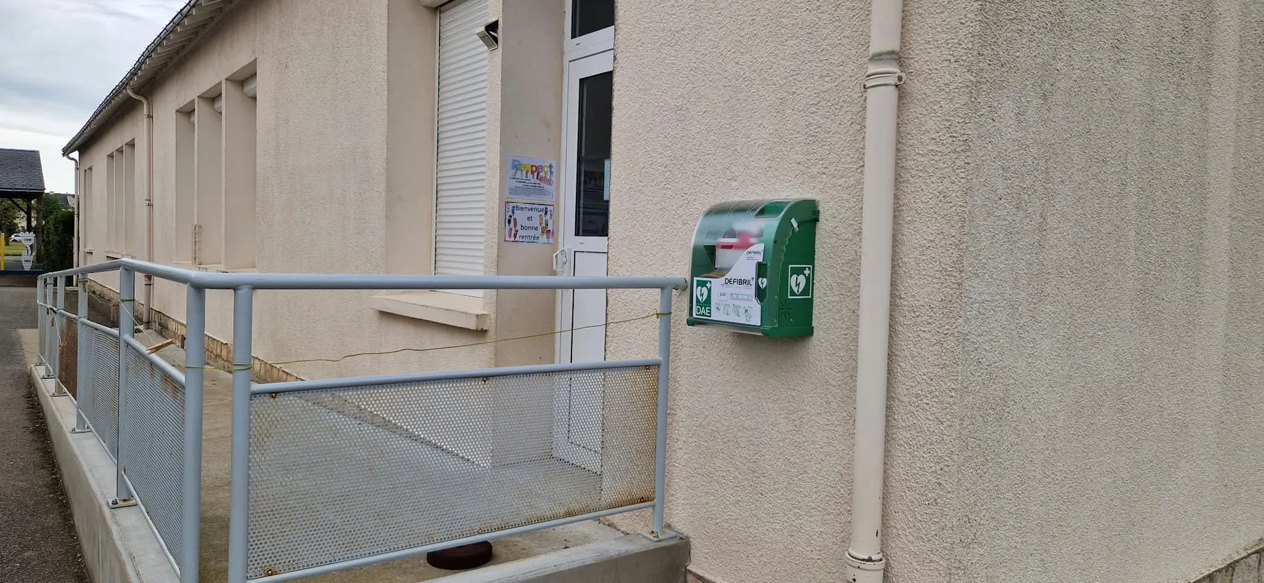 Coffret de défibrillateur en façade — Vue de l’équipement