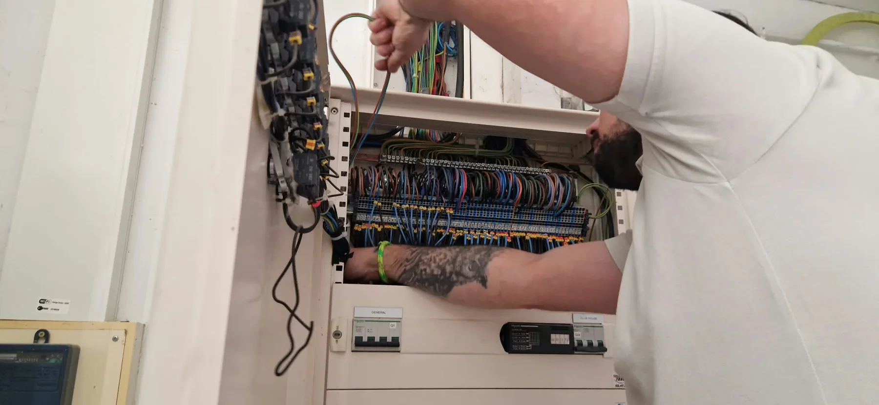 Intervention dans une armoire électrique — Travaux en cours