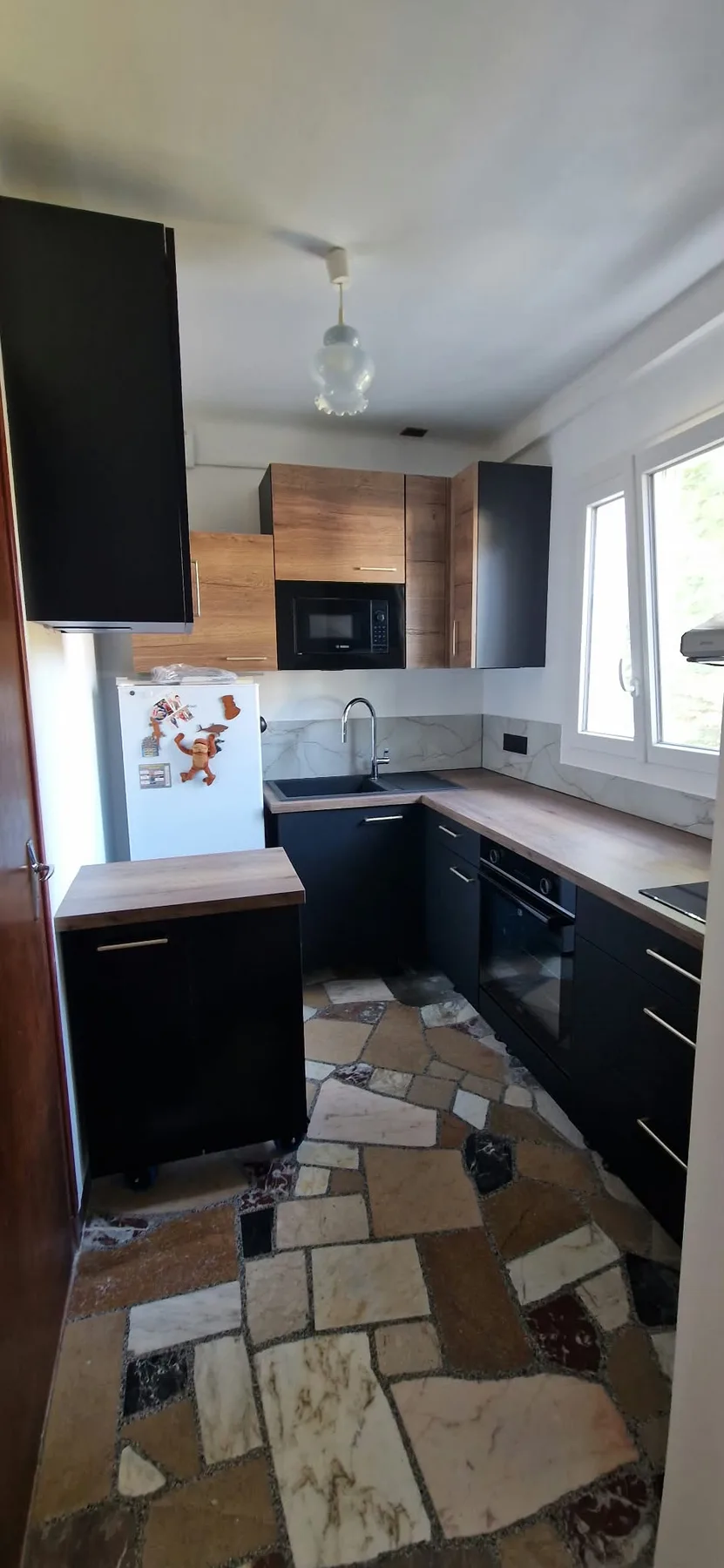 Cuisine aux façades noires et bois — Vue d’ensemble