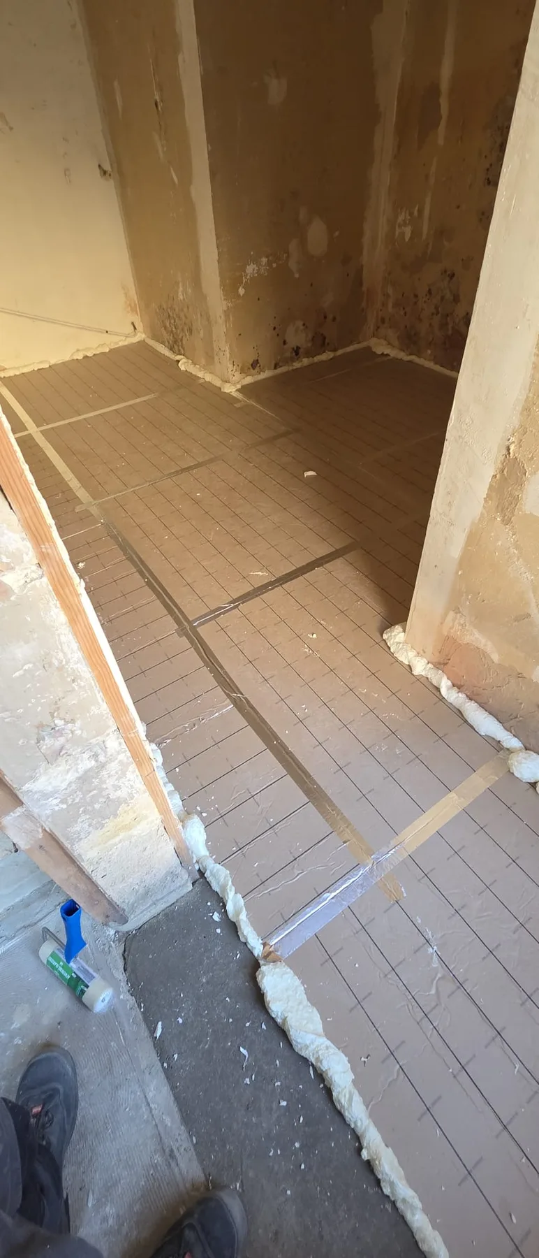 Pose de panneaux au sol — Travaux en cours