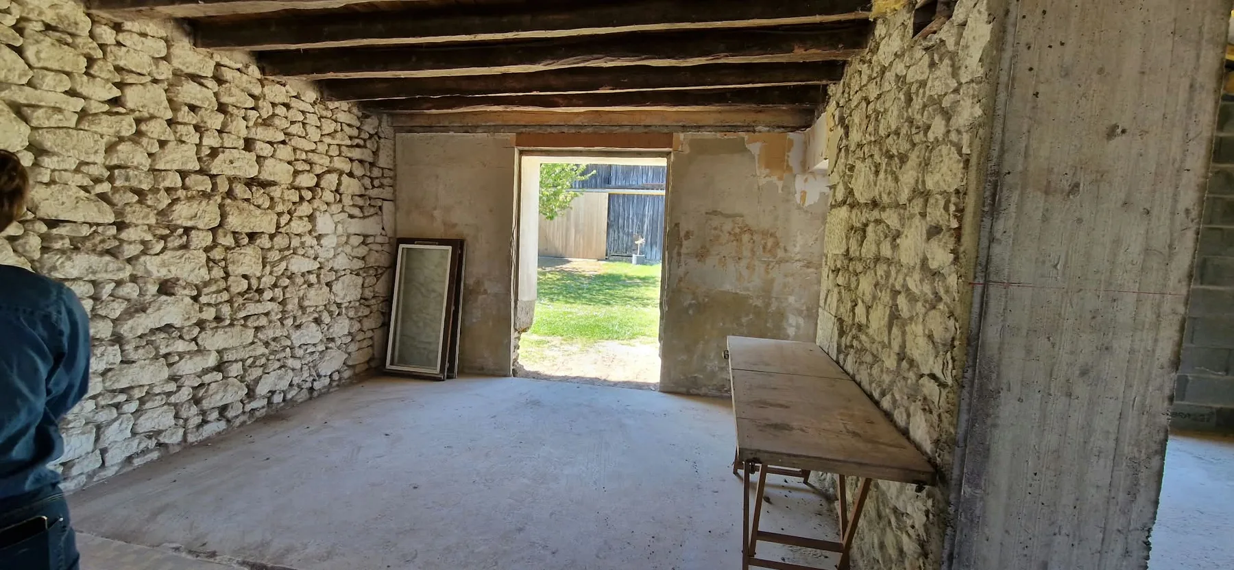 Pièce en pierre avant aménagement — Vue du chantier