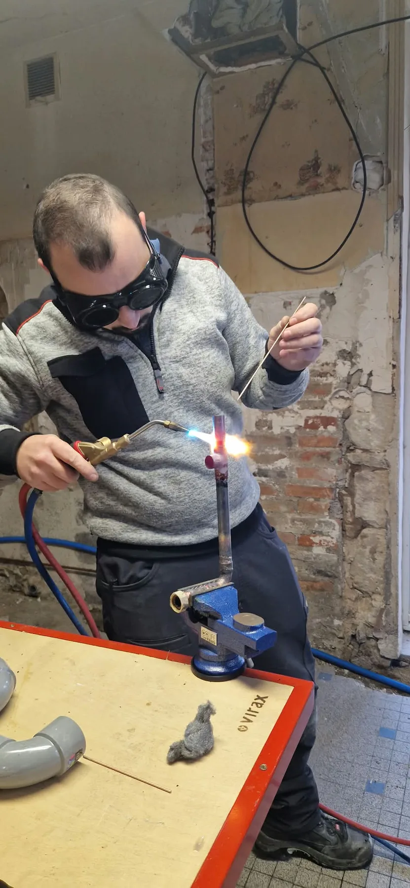 Assemblage d’une canalisation en cuivre — Le geste sur le chantier