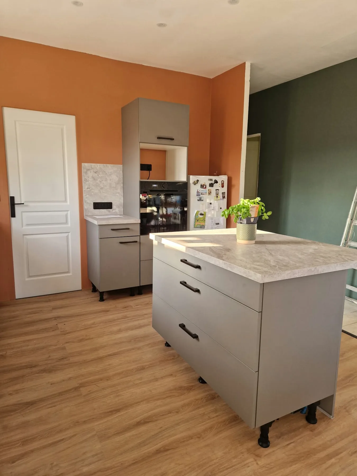 Cuisine avec îlot central — Finitions en cours