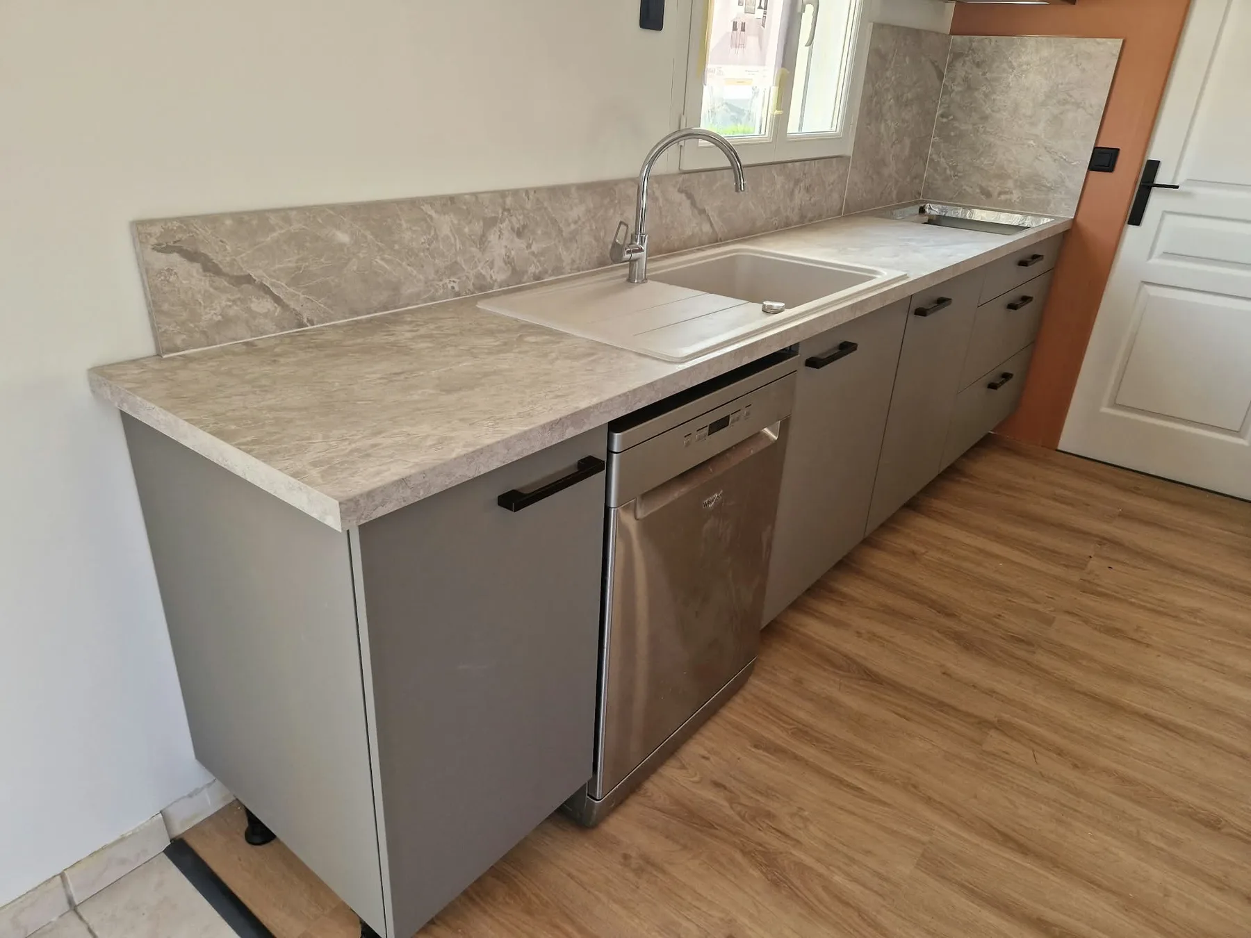 Meubles bas et électroménager intégré — Finitions en cours
