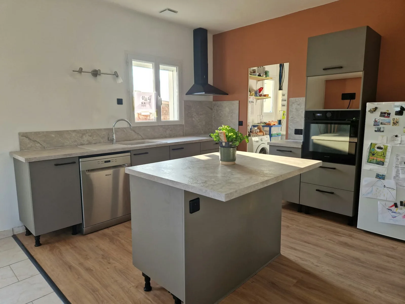 Cuisine grise avec îlot central, finitions en cours