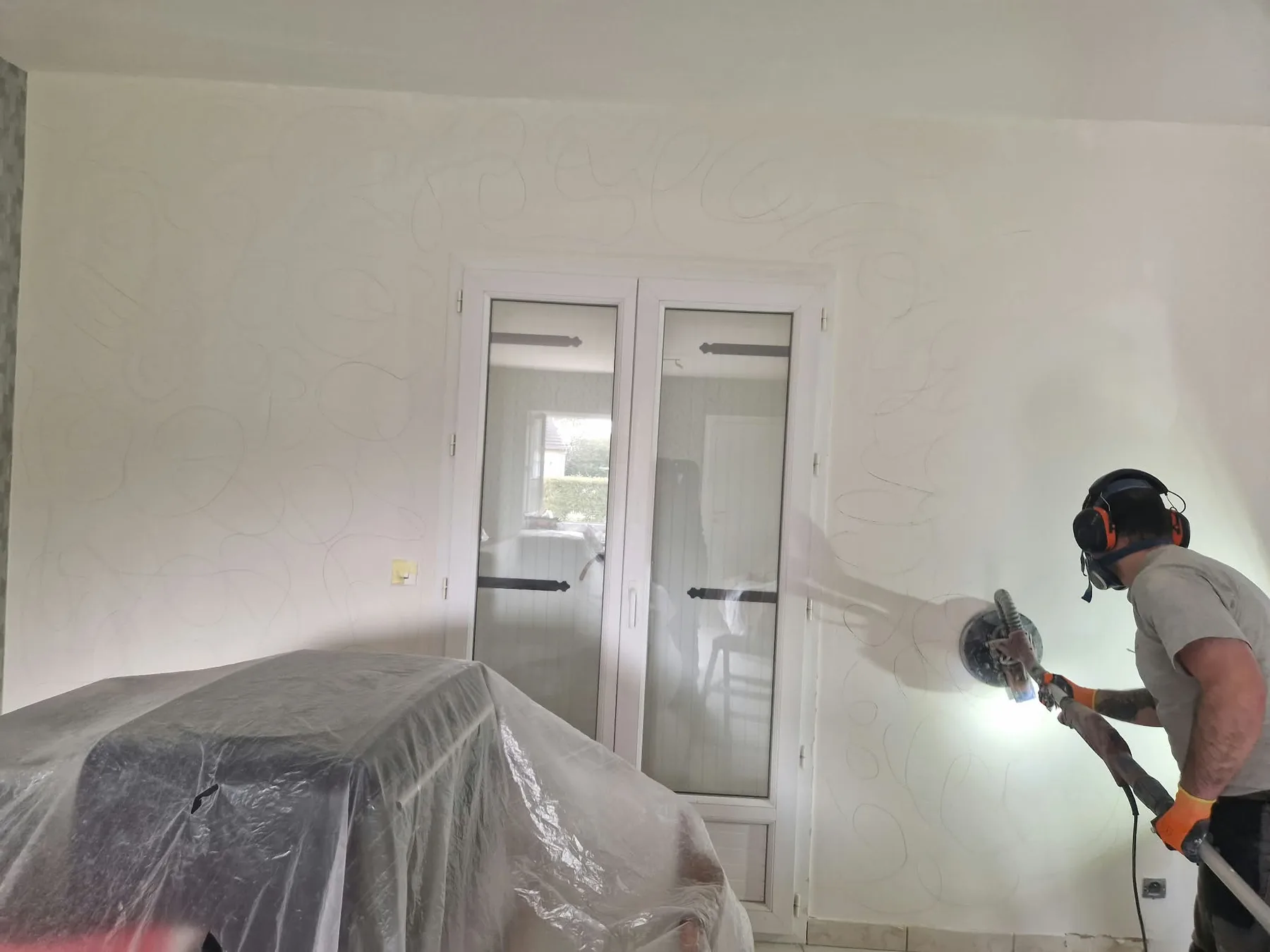 Préparation et ponçage des murs — Travaux en cours