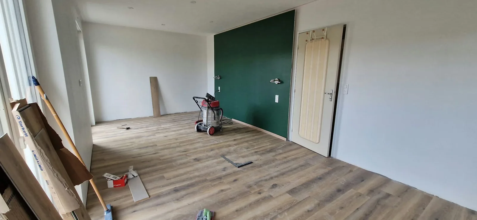 Sol aspect bois et mur vert, finitions en cours