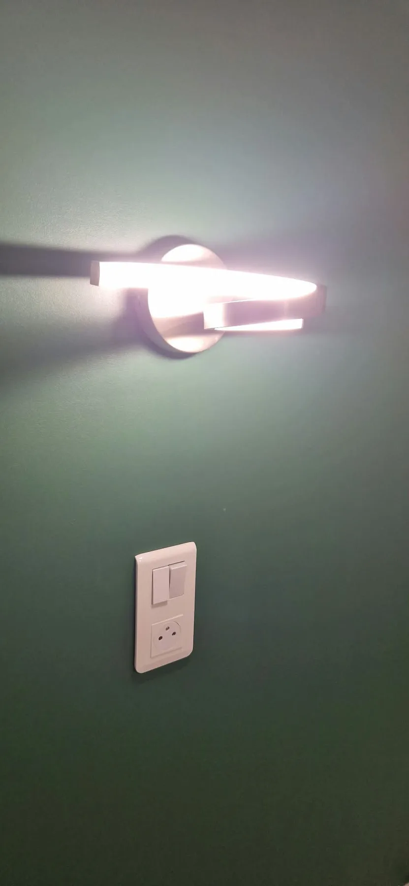 Applique et appareillage sur mur coloré — Vue de l’installation