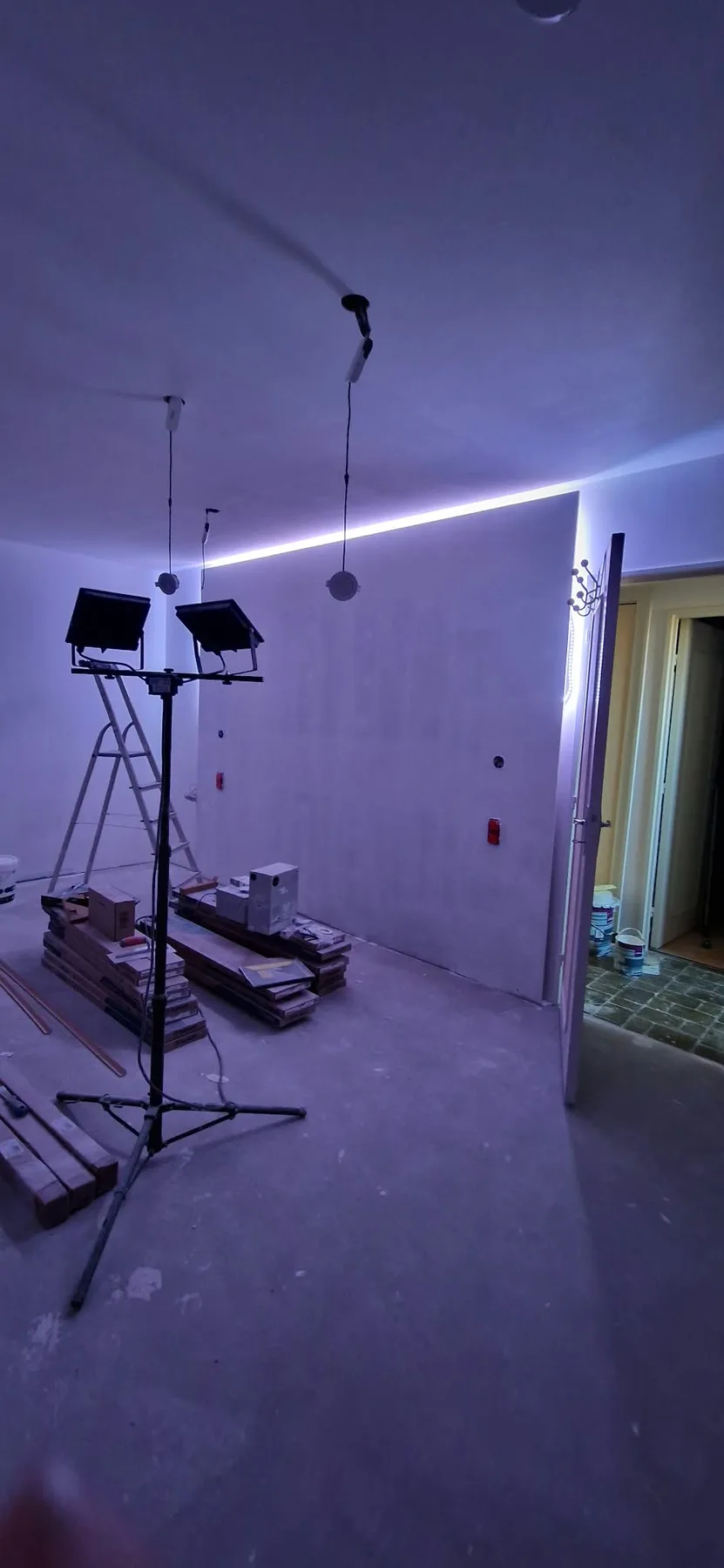 Éclairage indirect en périphérie du plafond — Travaux en cours