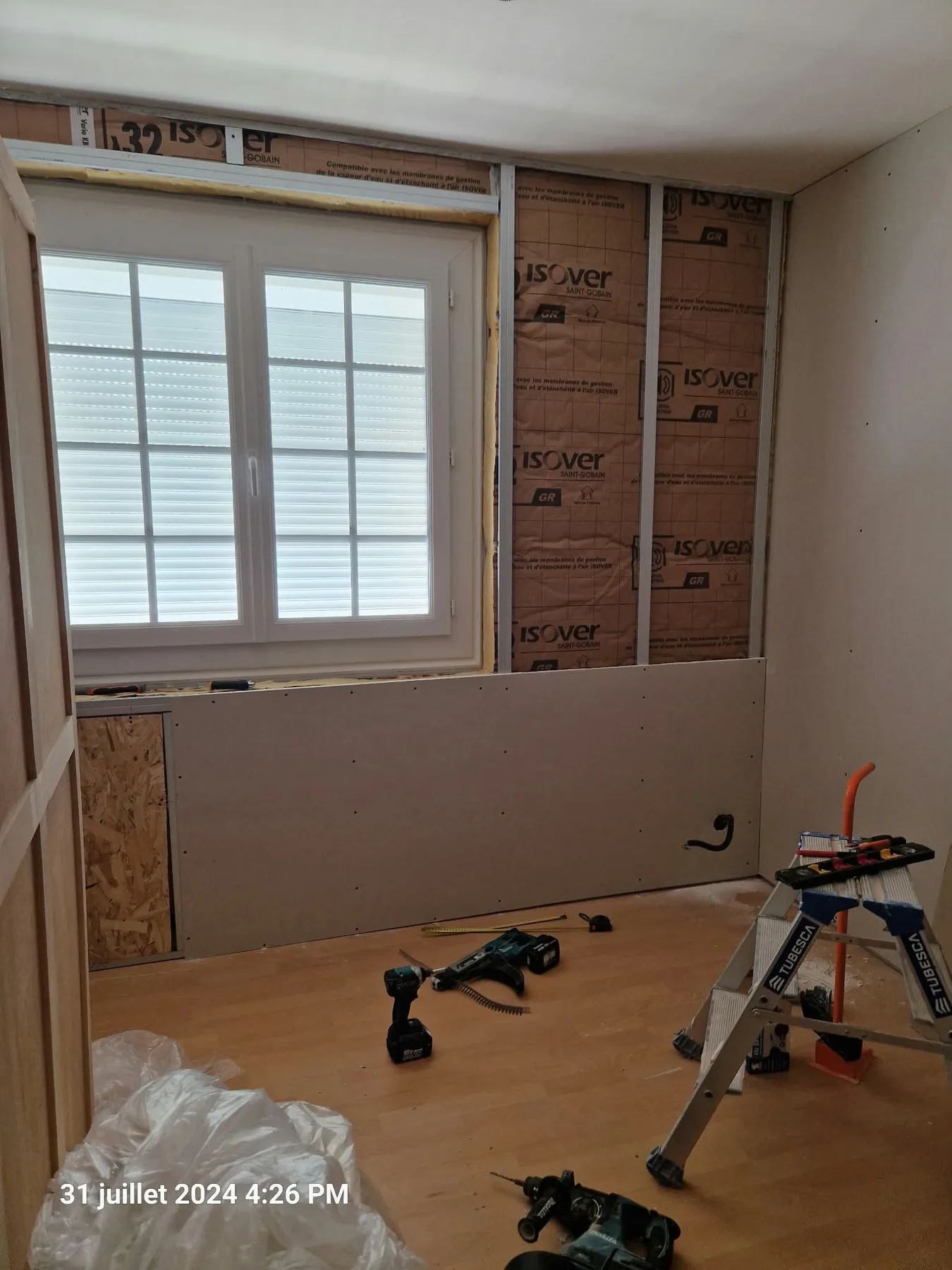 Pose du parement autour d’une fenêtre — Travaux en cours