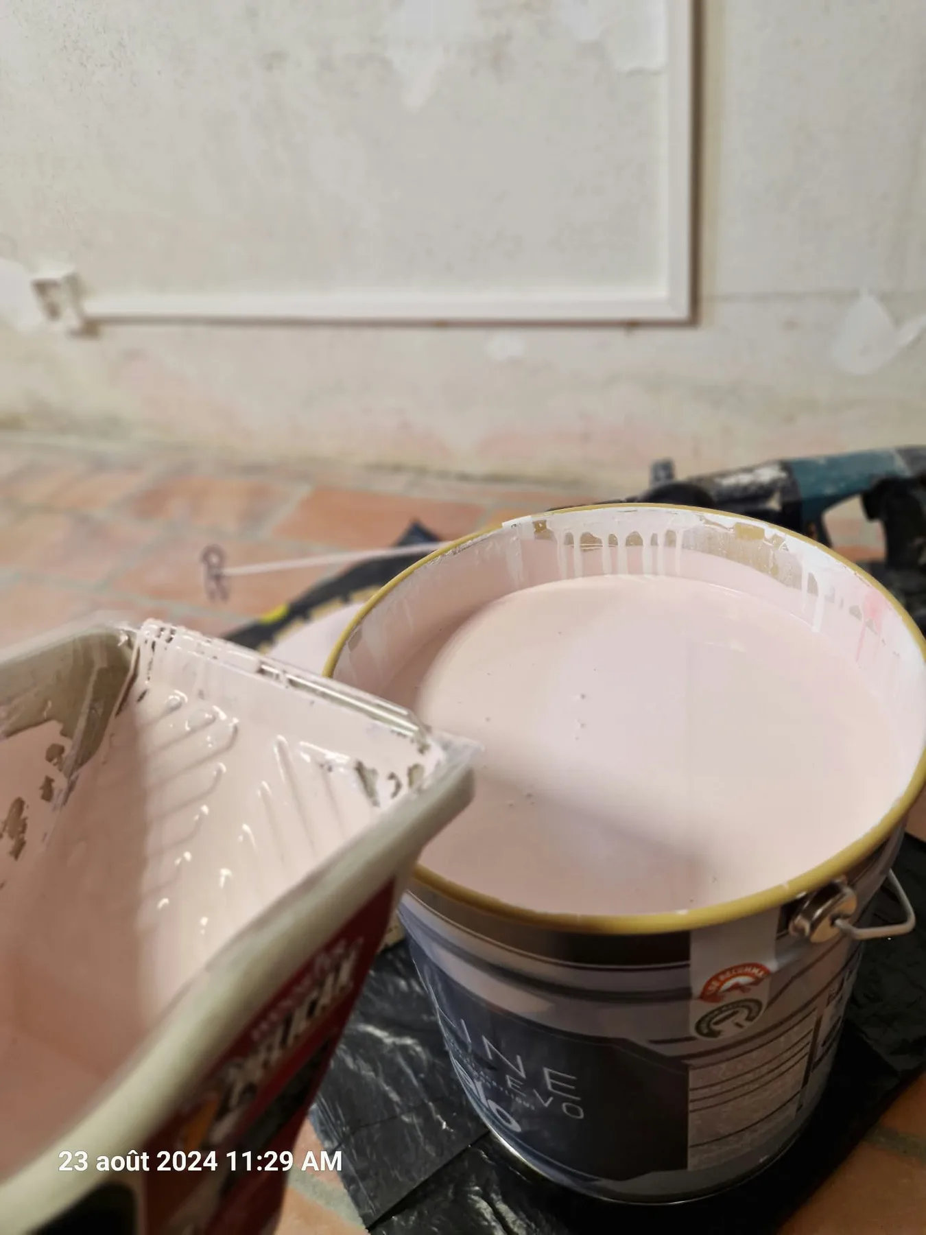 Préparation de la peinture et du matériel — Sur le chantier