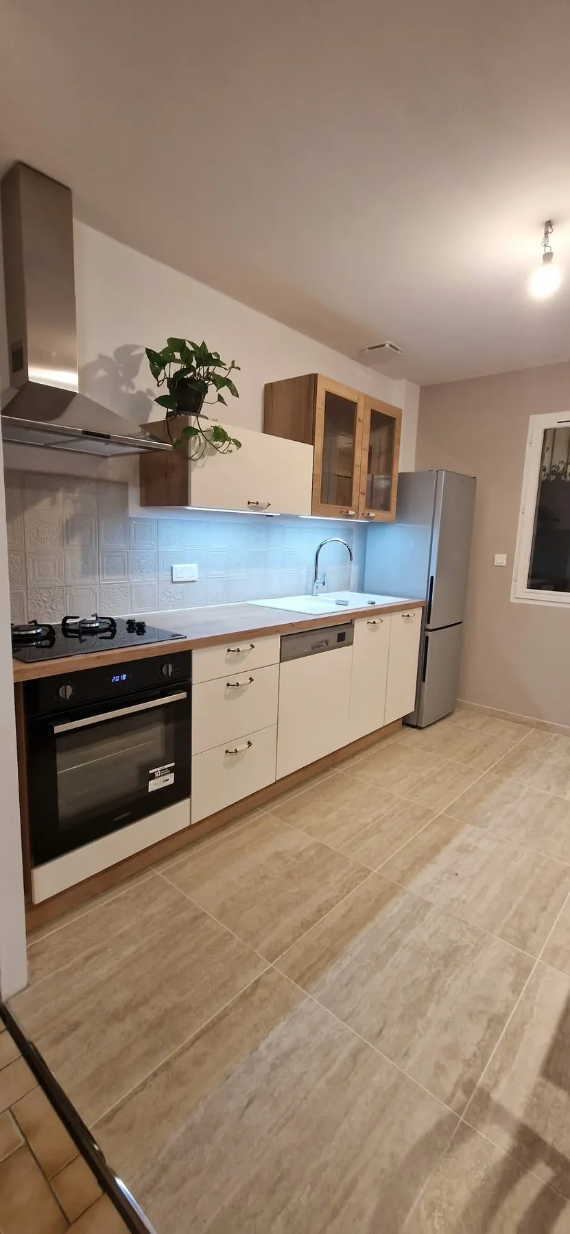 Cuisine blanche et bois avec crédence décorative — Vue de l’aménagement