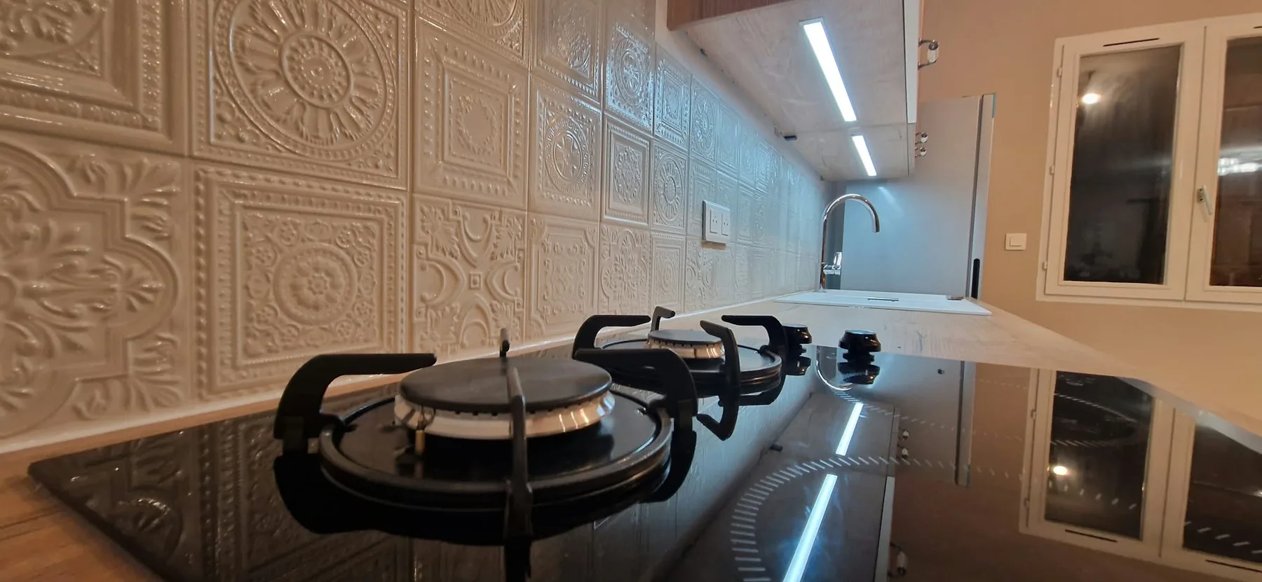 Éclairage intégré sous les meubles de cuisine — Détail de l’installation