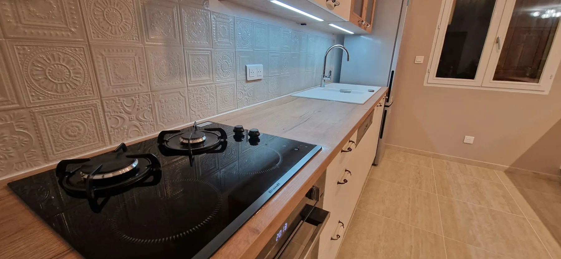 Crédence décorative et espace cuisson — Détail de l’aménagement