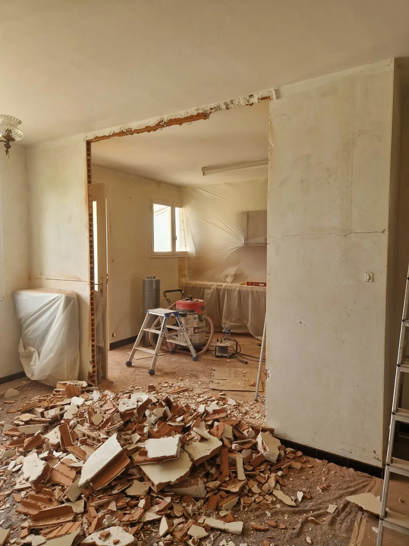 Dépose d’une cloison intérieure — Démolition en cours