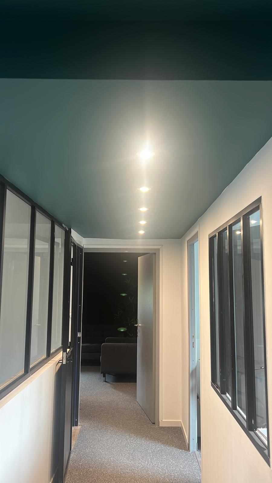 Spots encastrés dans un couloir — Éclairage intérieur