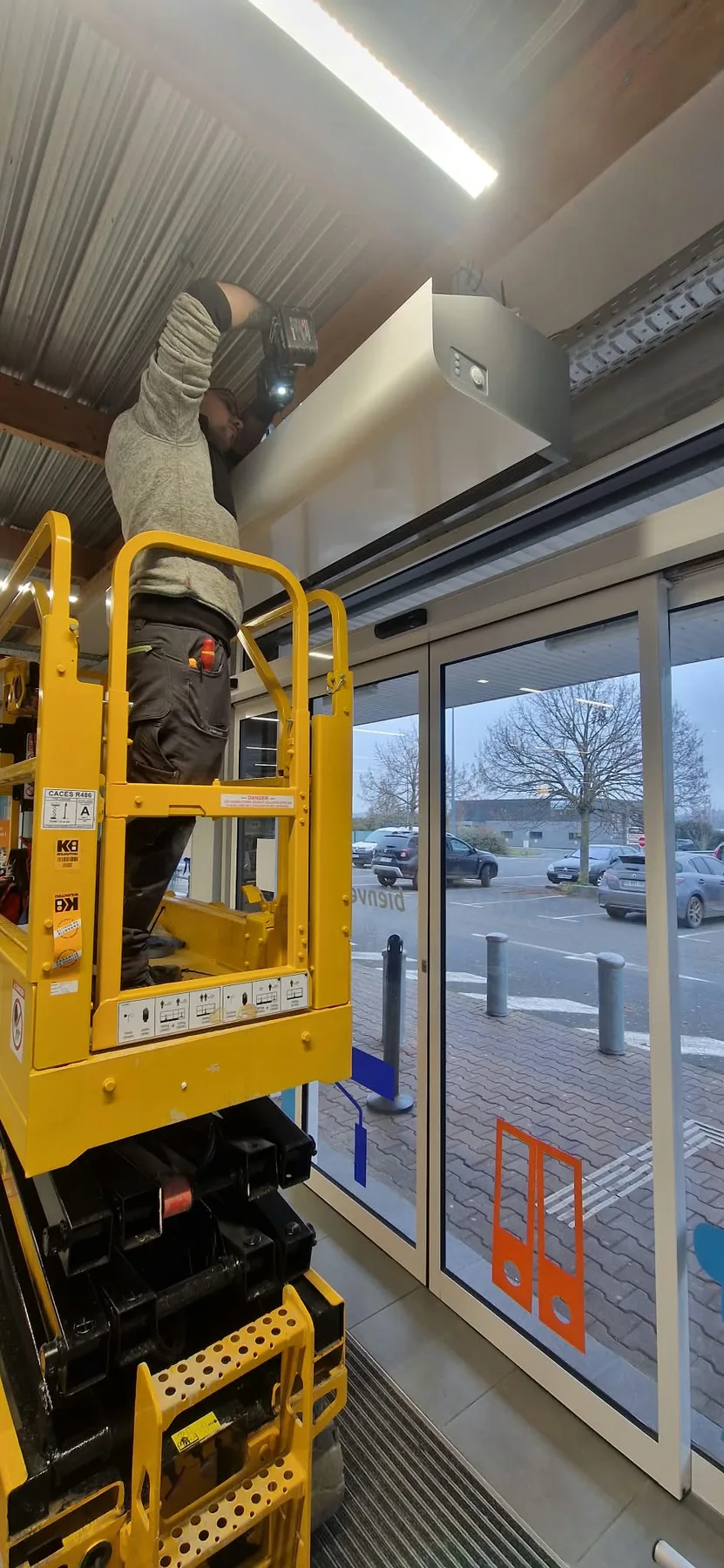 Intervention en hauteur dans un local professionnel — Travaux en cours