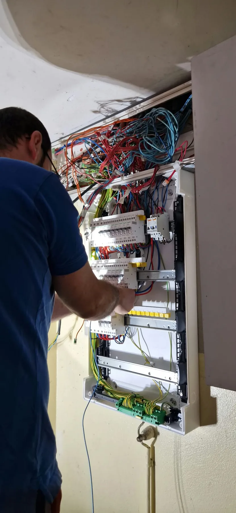 Intervention sur un tableau électrique — Le geste sur le chantier