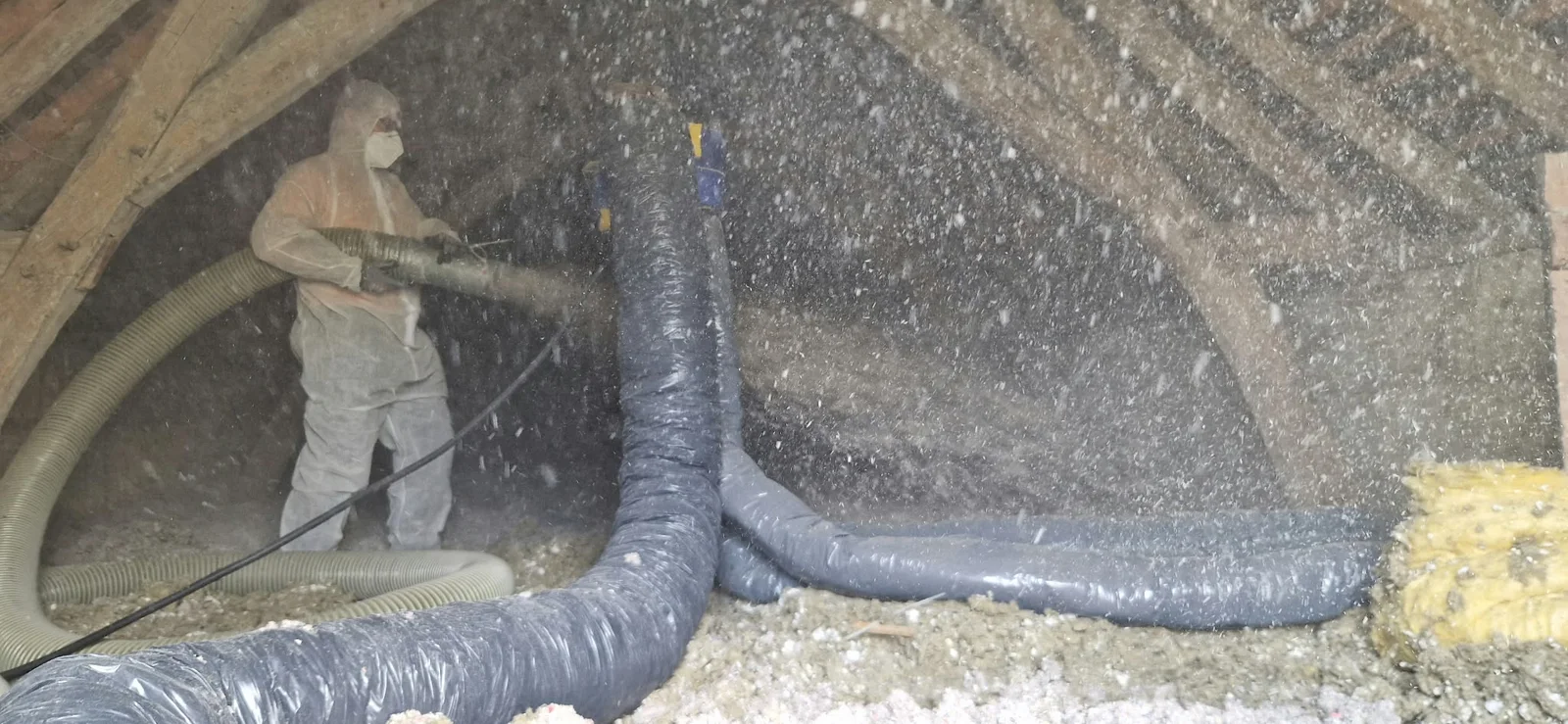 Soufflage de l’isolant dans les combles — Intervention ADES