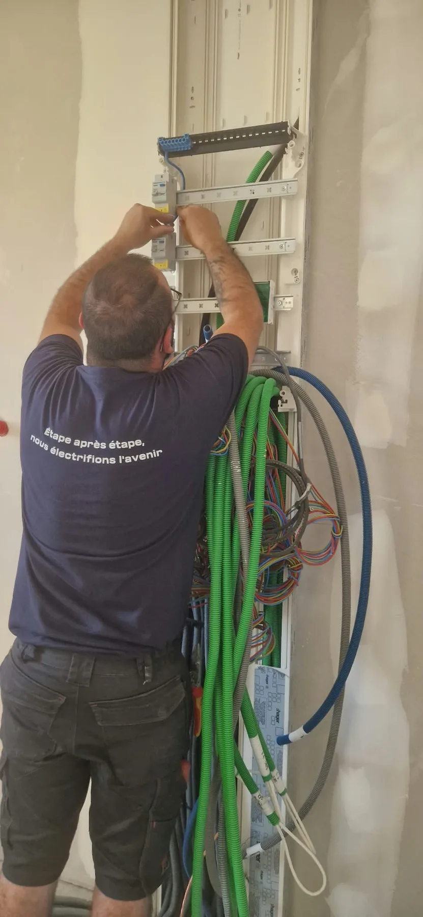 Montage d’un tableau électrique — Travaux en cours