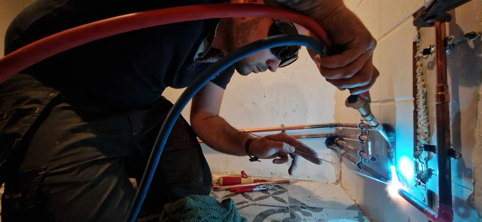 Travail sur une canalisation en cuivre