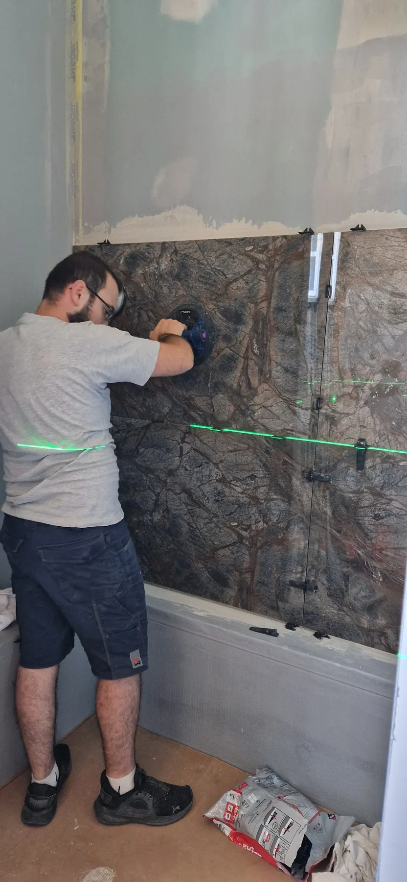 Pose d’un revêtement mural grand format — Travaux en cours