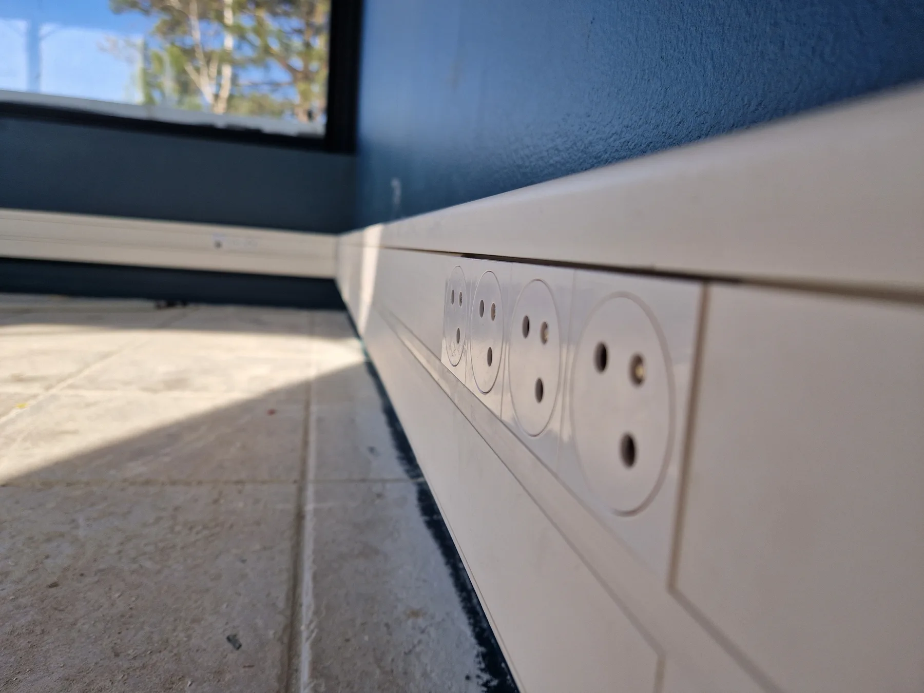 Prises intégrées en goulotte — Détail d’installation