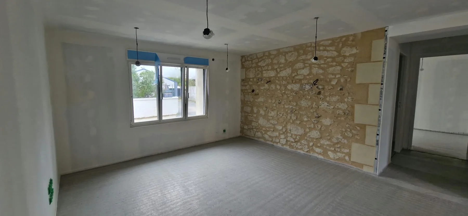 Pièce en rénovation avec mur en pierre — Avant les finitions