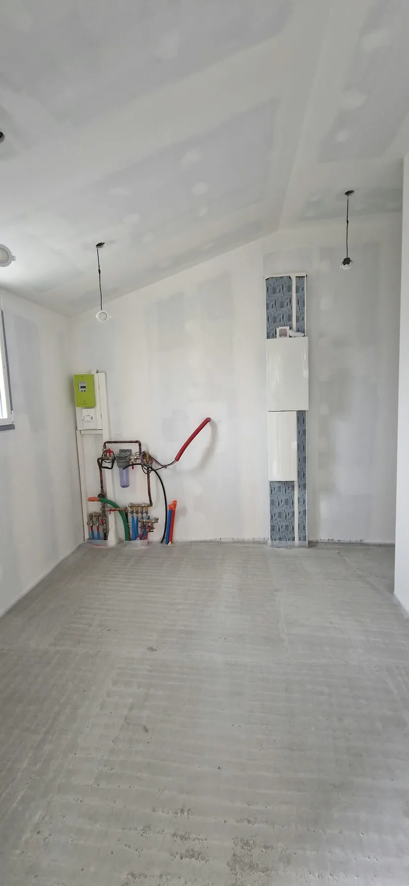 Réseaux électriques et plomberie dans une pièce technique — Travaux en cours