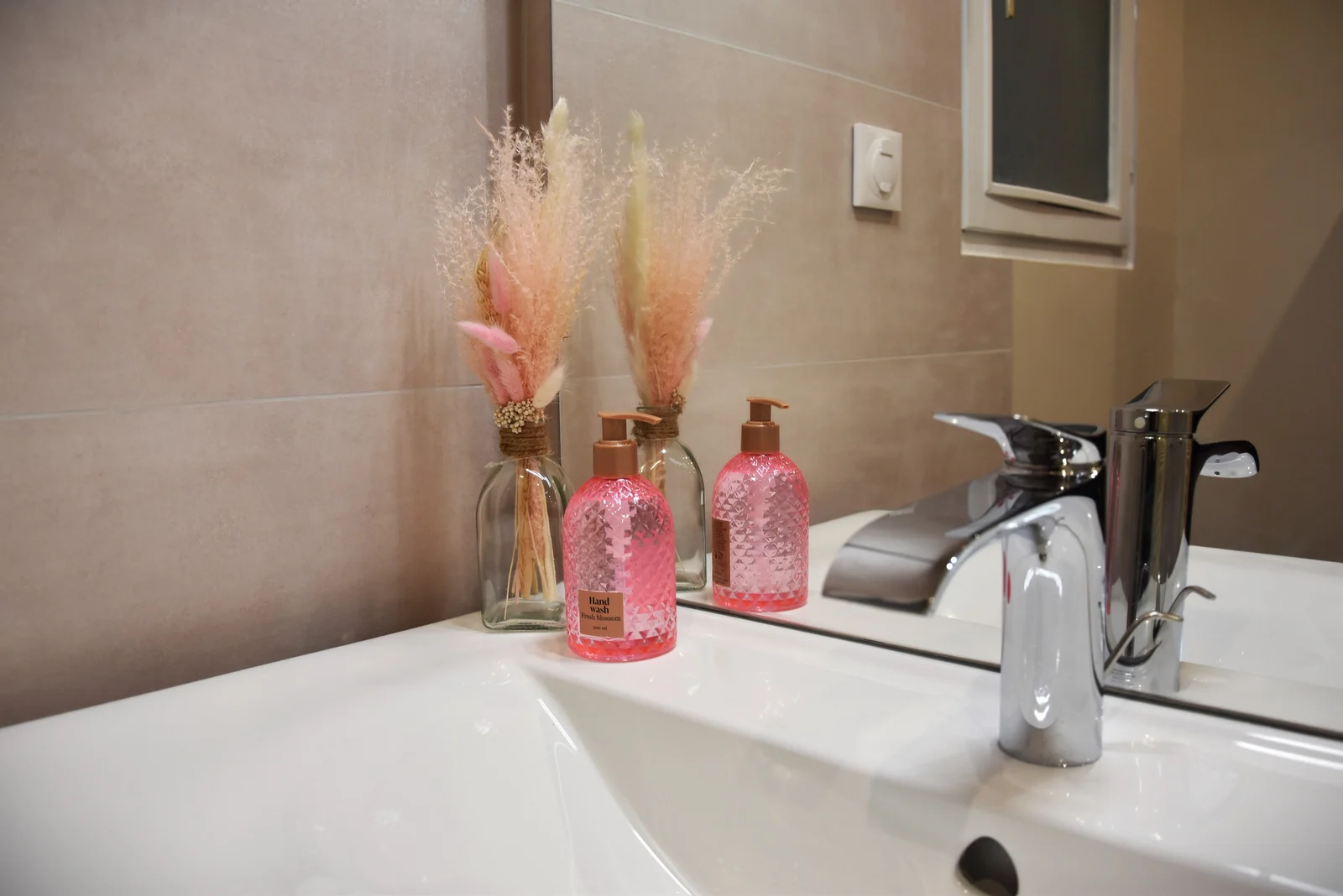 Vasque blanche et robinetterie chromée — Détail de salle de bain