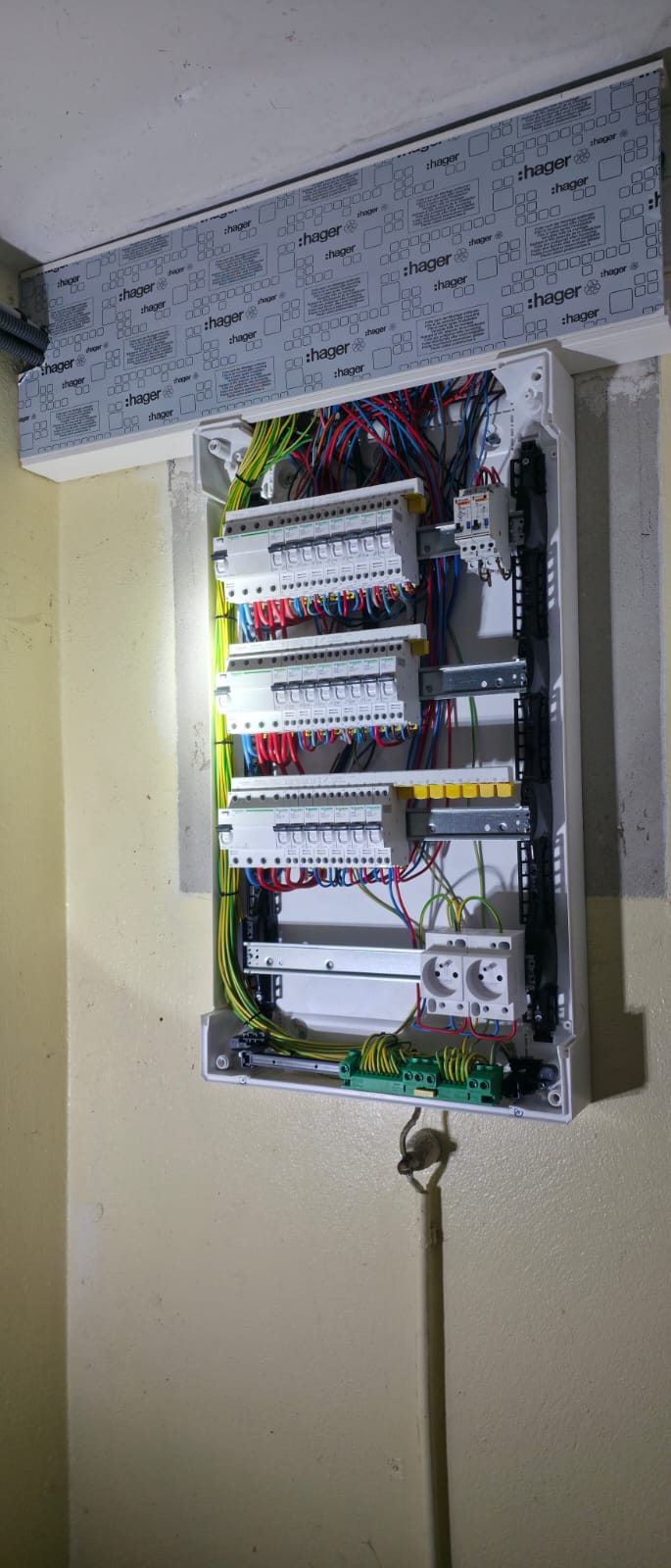 Câblage d’un tableau électrique — Travaux en cours