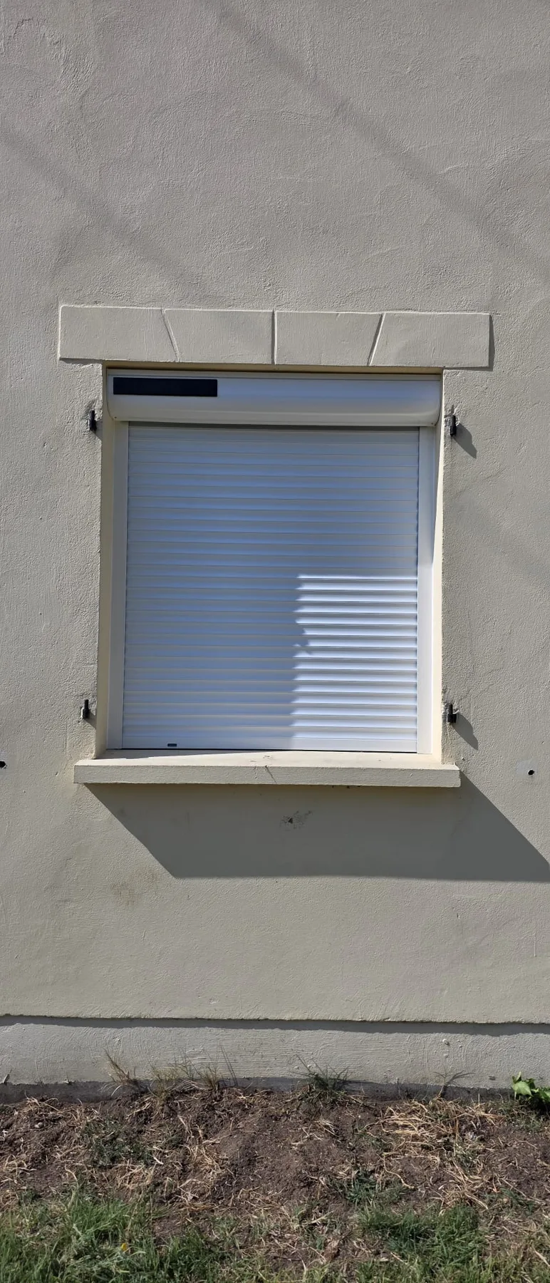 Volet roulant solaire sur fenêtre — Vue de l’installation