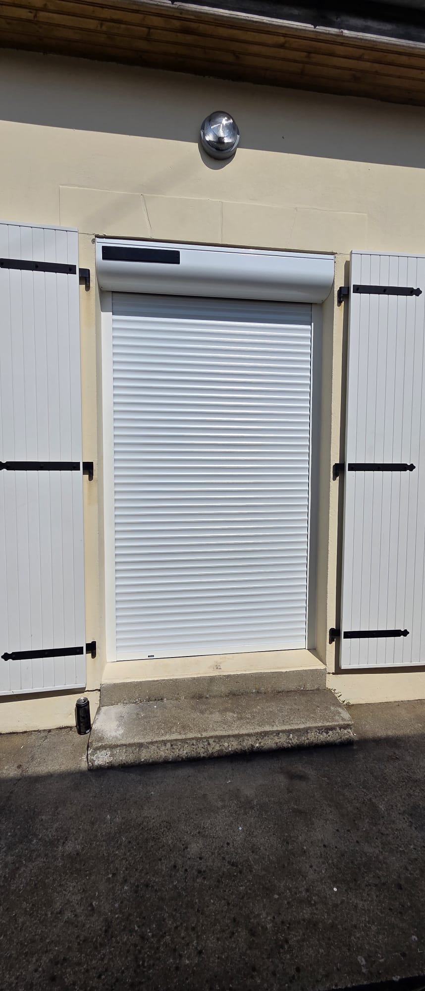 Volet roulant solaire sur porte-fenêtre — Vue de l’installation